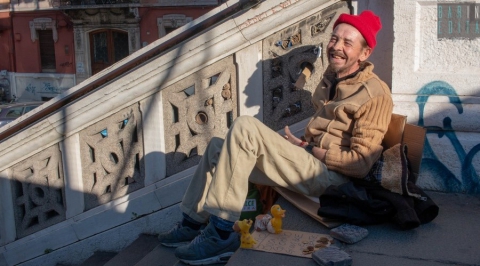 Bari, la storia di "Marco buongiorno": il clochard che saluta tutti con un sorriso